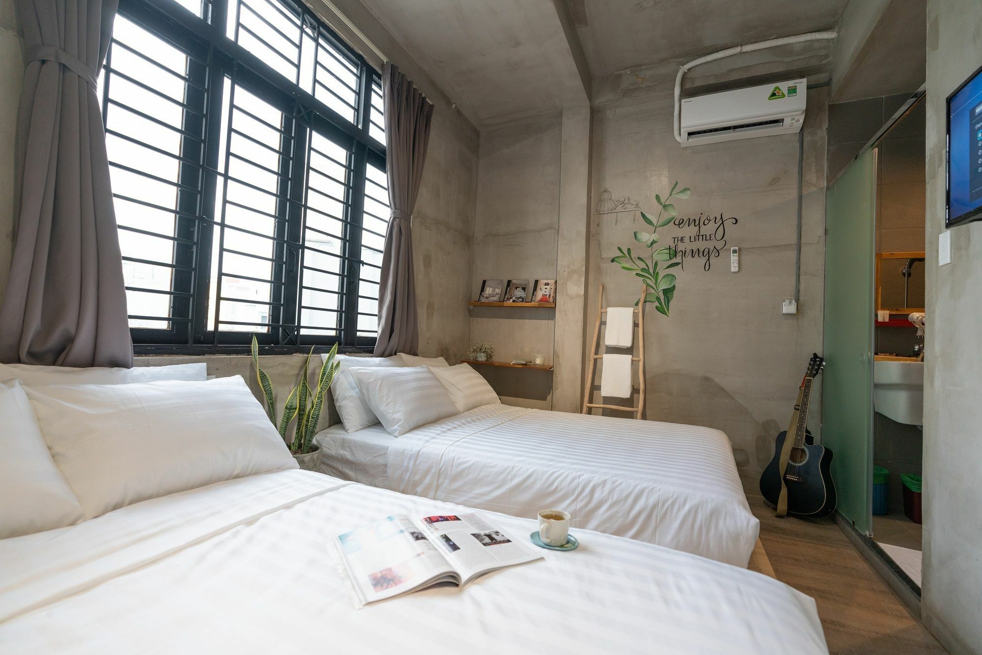 9 And Bar Hostel